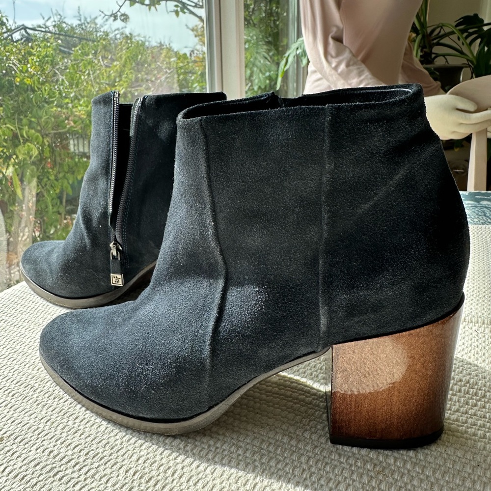 Alberto Fermani dark navy suede ankle boots light wear eu 38 Us sz 8.